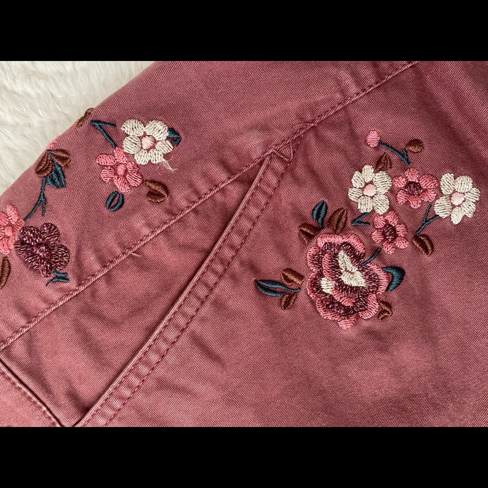 Embroidered shorts - Picture 2 of 3